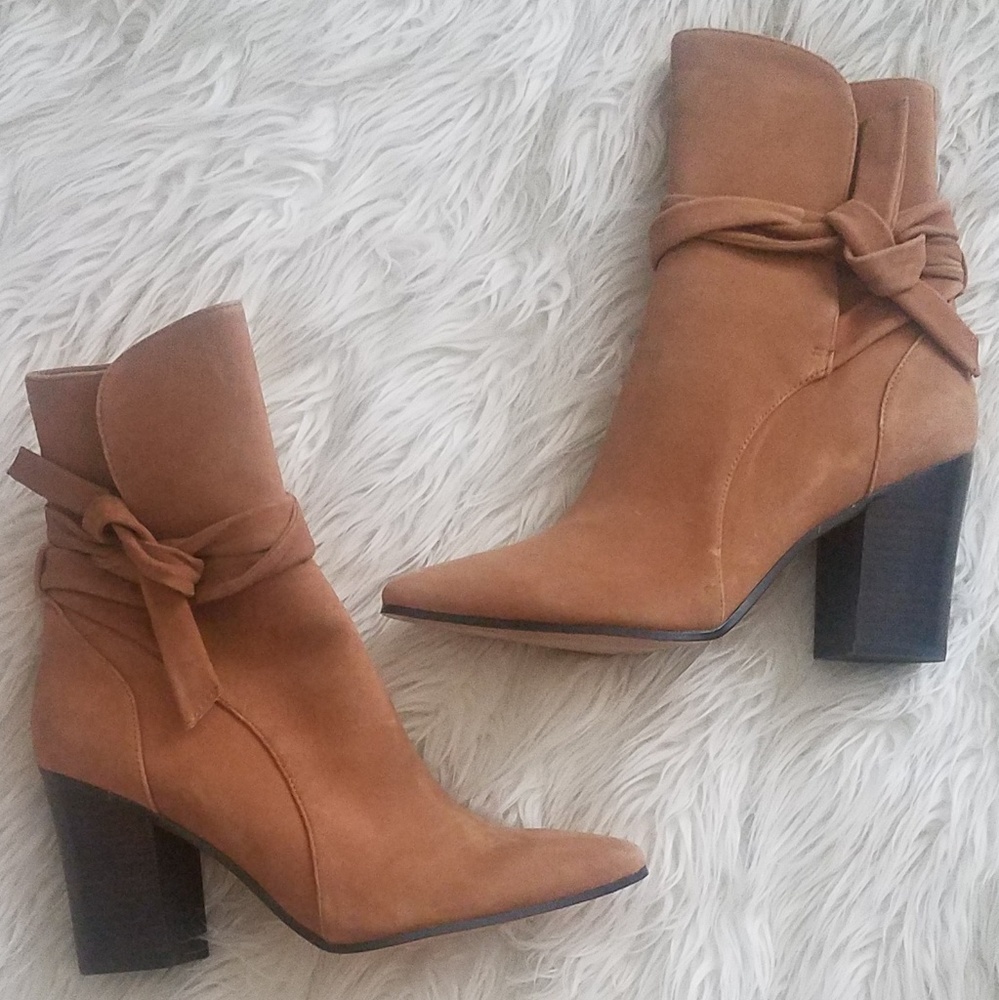 BANANA REPUBLIC SUEDE TOE BOOTS 8